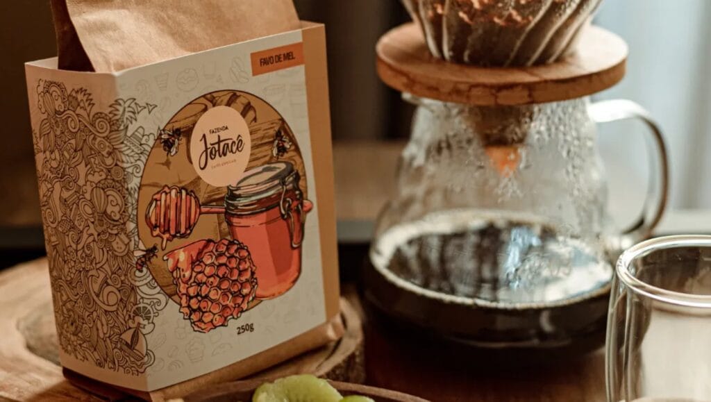 Xícara de café coado ao lado do filtro de papel