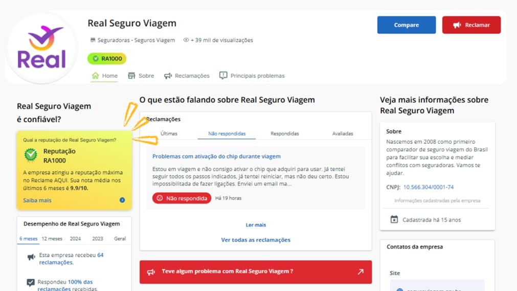 Passaporte e apólice de seguro viagem sobre a mala aberta