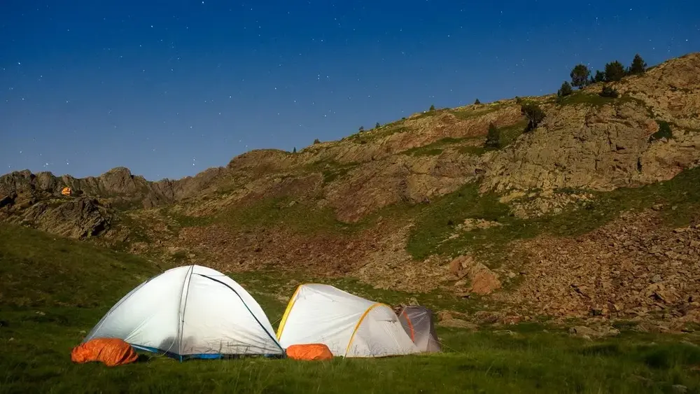 Como montar o acampamento do jeito certo: do terreno à barraca
