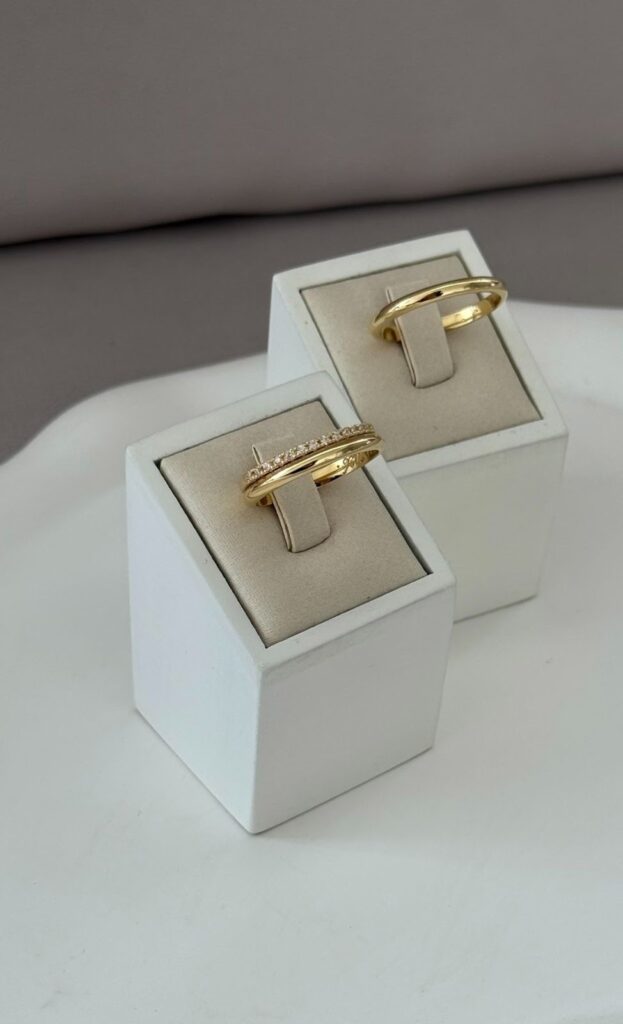 Mão com aliança de casamento em ouro branco