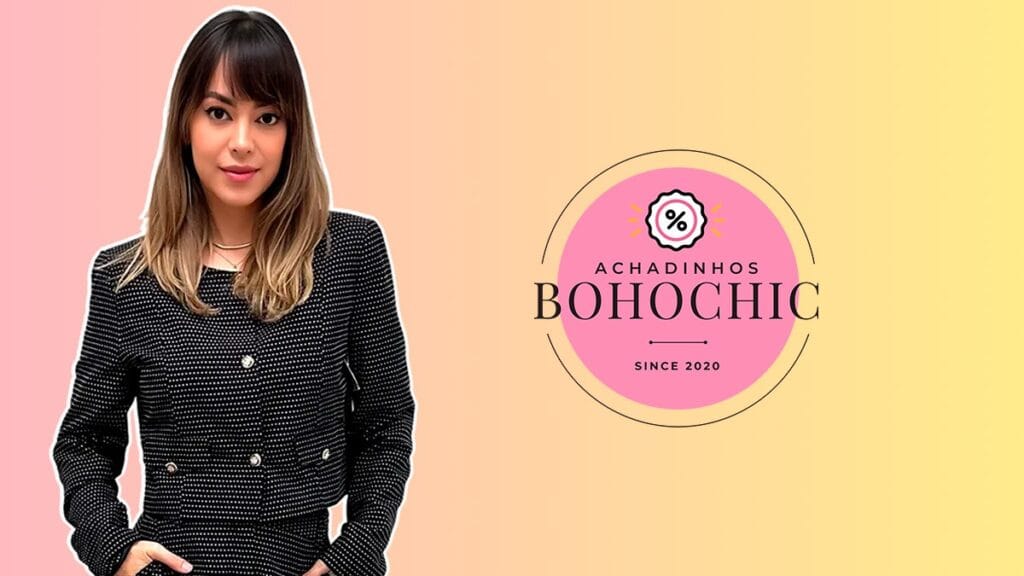 Etiqueta de desconto pendurada em peça de roupa na arara