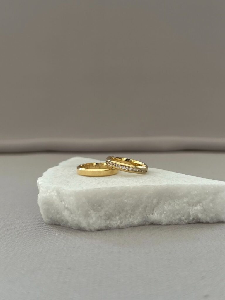 Aliança de casamento sendo experimentada no balcão da joalheria